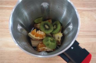 将食材同时放入料理杯。