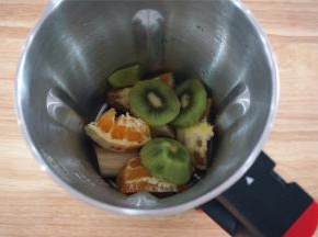 将食材同时放入料理杯。