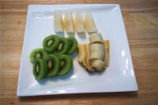 猕猴桃和香蕉去皮，切块。雪梨洗净后去皮去核，切块。