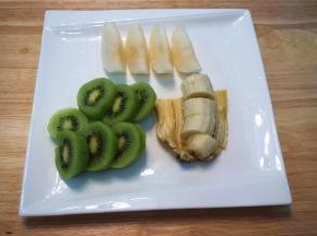 猕猴桃和香蕉去皮，切块。雪梨洗净后去皮去核，切块。