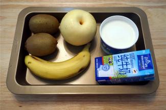 准备食材，猕猴桃，雪梨，香蕉，酸奶，纯牛奶，还有蜂蜜（没有拍照）。