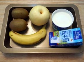 准备食材，猕猴桃，雪梨，香蕉，酸奶，纯牛奶，还有蜂蜜（没有拍照）。