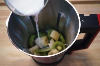 将水果同时放入料理杯，然后加入100毫升纯牛奶。