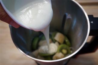 接着倒入半杯酸奶（大概80克）。