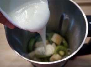 接着倒入半杯酸奶（大概80克）。