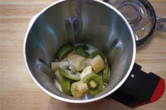 然后加入1小勺的蜂蜜，并锁紧料理杯盖。