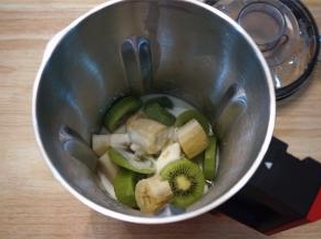 然后加入1小勺的蜂蜜，并锁紧料理杯盖。