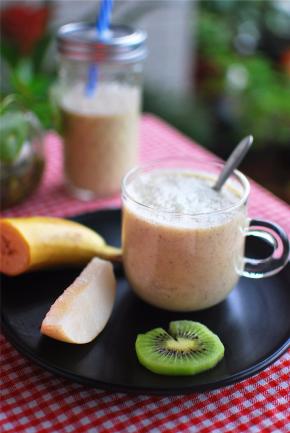 搅打完毕后，将果汁倒出即可。