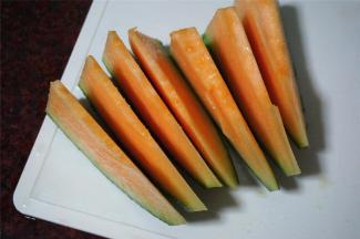 哈密瓜切成块后，去核去皮。