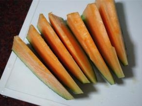 哈密瓜切成块后，去核去皮。