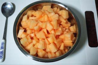 然后切成小粒状。