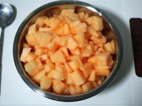 然后切成小粒状。