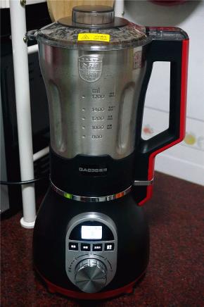 锁紧杯盖，用旋转功能3档搅打1分钟。