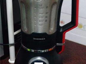 锁紧杯盖，用旋转功能3档搅打1分钟。