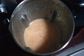 将鲜柠檬汁加入，稍微搅拌一下。