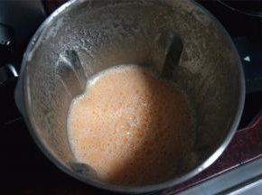 将鲜柠檬汁加入，稍微搅拌一下。