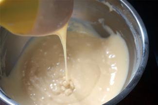 分两次筛入蒸蛋糕预拌粉，拌成顺滑的蛋糕糊。