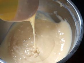 分两次筛入蒸蛋糕预拌粉，拌成顺滑的蛋糕糊。