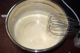 打蛋器中速将4个全蛋打发至蓬松发白状态。