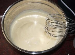 打蛋器中速将4个全蛋打发至蓬松发白状态。