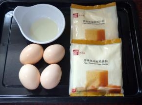 食材：鸡蛋4只，玉米油10毫升（2大匙），美玫蒸蛋糕预拌粉200克（2包）。