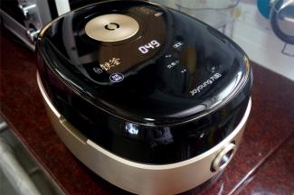 合上饭煲，选择“蛋糕”功能，按“开始”键进入烹饪状态，烹饪倒计时50分钟。