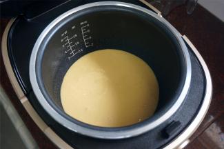 将蛋糕糊倒入内胆，并用筷子在面糊上来回划Z，消除大气泡。