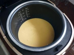 将蛋糕糊倒入内胆，并用筷子在面糊上来回划Z，消除大气泡。