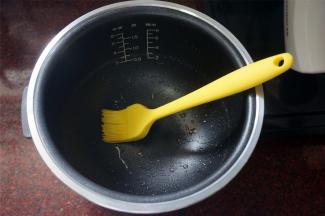 电饭煲内胆刷上一层玉米油。