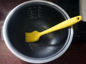 电饭煲内胆刷上一层玉米油。