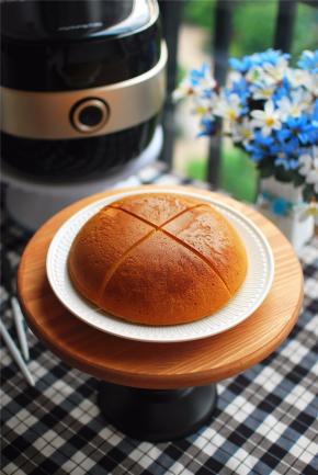 烹饪结束后将蛋糕倒扣出来。