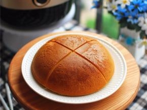 烹饪结束后将蛋糕倒扣出来。