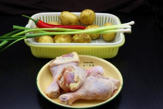 准备食材：土豆、鸡腿、红辣椒、蒜、姜等食材；