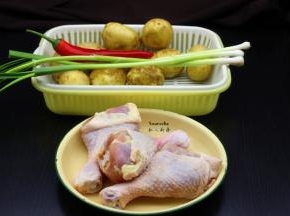 准备食材：土豆、鸡腿、红辣椒、蒜、姜等食材；