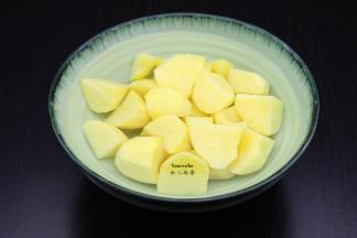 土豆去皮洗净，清水浸泡3分钟；