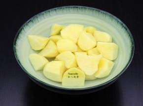 土豆去皮洗净，清水浸泡3分钟；