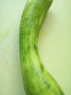 丝瓜洗干净去皮