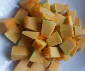 南瓜洗干净，去皮，切小丁