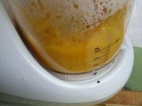 然后放入辅食机中蒸熟，再搅拌成泥