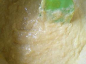  取100克南瓜泥放入碗中，加一个鸡蛋，70克面粉，搅拌均匀