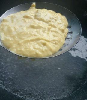 起锅烧开水，准备一个漏勺，把面糊放漏勺上