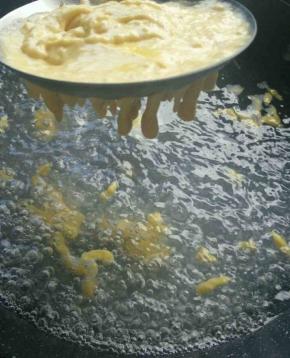 面糊会透过漏勺慢慢滴落