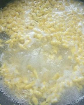 然后遇热水成型