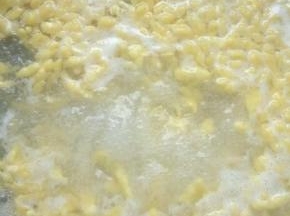 然后遇热水成型