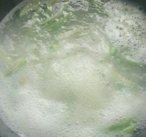 另起一锅烧开水，加入丝瓜