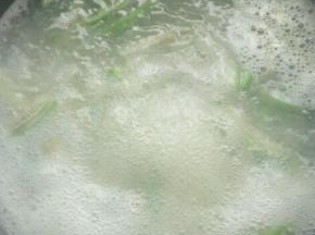 另起一锅烧开水，加入丝瓜