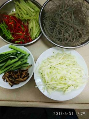 用温水泡红薯粉40分钟，捞起备用，青红椒，青瓜，冬菇，芹菜，包菜切丝备用。