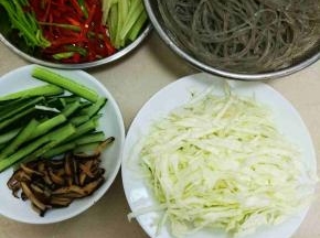 用温水泡红薯粉40分钟，捞起备用，青红椒，青瓜，冬菇，芹菜，包菜切丝备用。