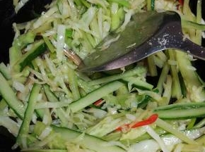 锅里重新加油，放冬菇翻炒半分钟，加入包菜，芹菜继续炒到断生，加入青瓜翻炒均匀，加入底盐，铲出备用。