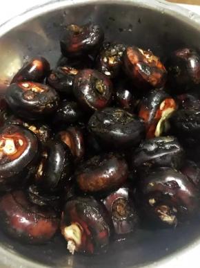 荸荠用水洗干净，放入装有凉水的锅中，开大火烧开水后转中火煮15分钟至熟，马上捞出放入凉水中浸泡（过凉水更易去皮）